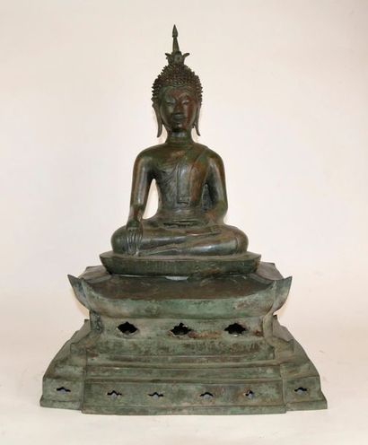 null Bouddha assis en position de méditation, la main à terre - Bronze - LAOS - XVIIIème...