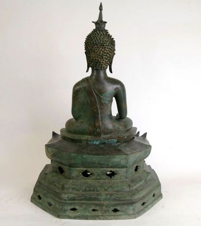 null Bouddha assis en position de méditation, la main à terre - Bronze - LAOS - XVIIIème...