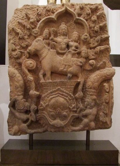 null Linteau représentant Umamahesvara en grès - Baphuon -CAMBODGE - 11ème siècle...