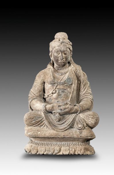 null Bodhisattva assis en padmasana, il tient le vase à eau qui l'identifie à Maitreya...
