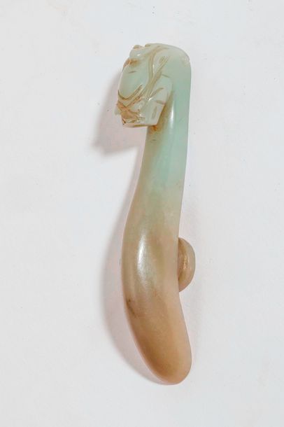 null Fibule en jade figurant un kilin - CHINE- Long.: 9 cm.