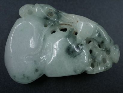 null Petits lémuriens mangeant un fruit en jade - H : 6cm - CHINE 