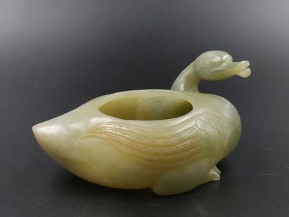 null Rince-pinceaux en forme de canard. Jade néphrite - CHINE - Long.: 15 cm.