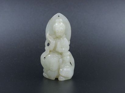 null Trois statuettes féminines. Jade céladon clair - CHINE - Long.: 8 cm. 