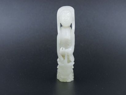 null Trois statuettes féminines. Jade céladon clair - CHINE - Long.: 8 cm. 