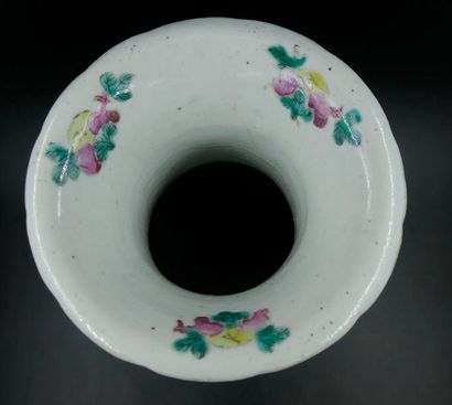 null Paire de vases de forme balustre en porcelaine à fond turquoise décorés en émaux...