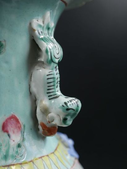 null Paire de vases de forme balustre en porcelaine à fond turquoise décorés en émaux...