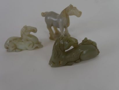 null Trois statuettes de chevaux. Jade céladon clair - CHINE - Long.: 8 à 9 cm.