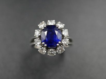 null Bague pompadour en platine surmontée d'un saphir de 3cts environ dans un entourage...