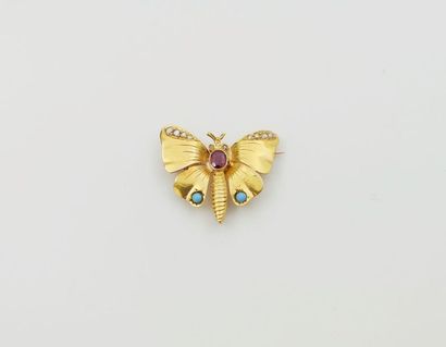 null Broche "Papillon" en or jaune ornée de diamants taillés en rose et d'une pierre...