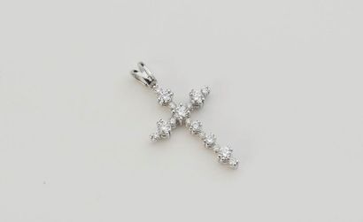 null Pendentif "croix" en or gris orné de diamants taillés en brillants. Poids brut:...