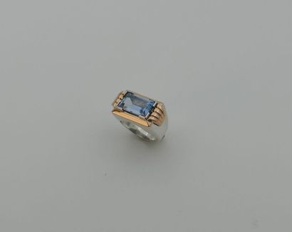 null Bague année 30, en argent et or, ornée d’une pierre bleue rectangulaire. TDD:...