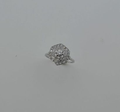 null Bague en or gris, forme octogonale, ornée de diamants, années 30. TDD: 53

Poids...