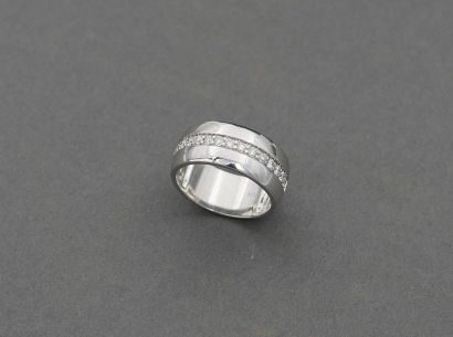 null Bague jonc en or gris, orné d’une ligne de diamants. TDD/ 54- Poids : 7 g