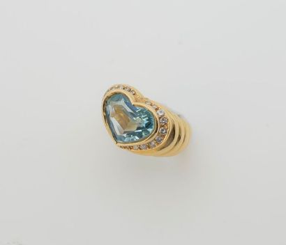 null Bague en or jaune sertie d'une aigue marine en forme de cœur entourée d'une...