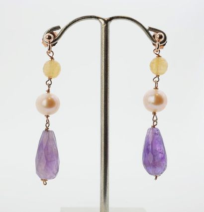 null Paire de boucles d’oreilles, en chute de trois perles d’eau douce. On y joint...