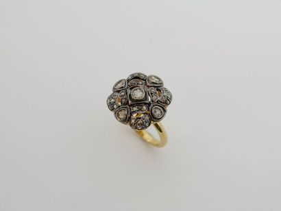 null Bague fleur en vermeil et argent ornée de diamants dans un pavage de petits...