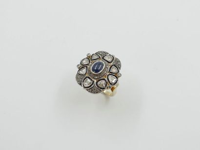 null Bague en vermeil et argent ornée de 8 diamants et d'un cabochon de saphir en...