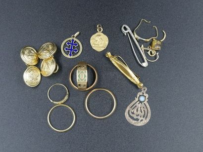 null Ensemble de petits bijoux en or et métal (certains cassés) - PB : 22gr