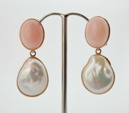 null Paire de boucles d’oreilles, montées sur vermeil, ornées de perles d’eau douce...