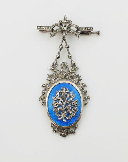 null Broche pendentif en argent en forme de médaillon ovale émaillé et orné de marcassites...