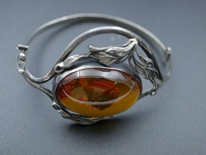 null Lot : Bracelet en argent orné d'un important cabochon en ambre - un rond de...