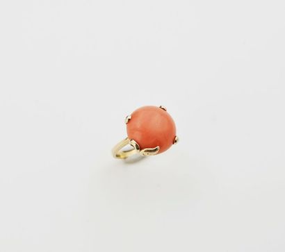 null Bague en or jaune surmontée d'un cabochon de corail peau de pêche - TDD: 55...