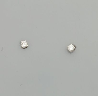 null Puces d'oreilles en or gris, 750 MM, ornée chacune d'un diamant pesant 0,15...