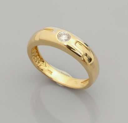 null Bague "Jonc" en or jaune, 750 MM, ornée d'un brillent entre deux diamants taille...