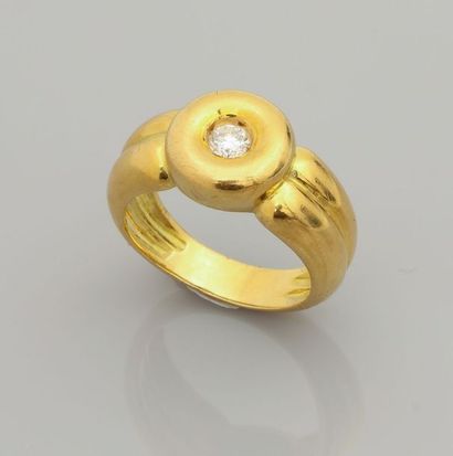null Bague en or jaune, 750 MM, ornée d'un diamant en sertissure, taille : 53, poids...