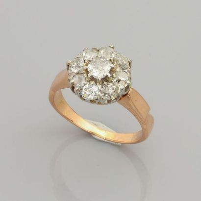 null Bague "fleur" en or jaune, 750 MM, recouverte de diamants, Début XXe siècle,...