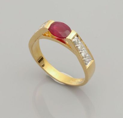 null Bague en or jaune, 750 MM, centrée d'un rubis ovale entre deux lignes de huit...