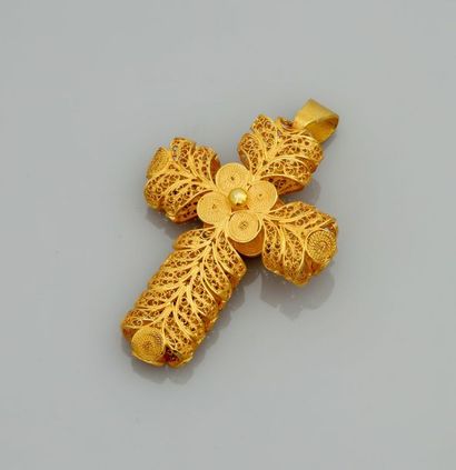 null Croix "3 D" en filigrane d'or jaune, 585 MM, dimensions : , poids : 15,4gr....