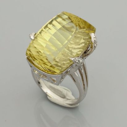 null Bague en or gris, 750 MM, ornée d'un quartz jaune pesant 24 carats environ serti...