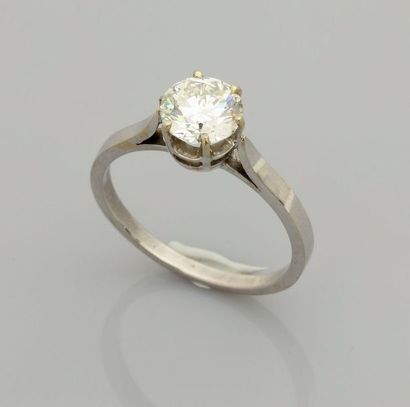 null Bague solitaire en or gris, 750 MM, ornée d'un beau diamant taille brillant...