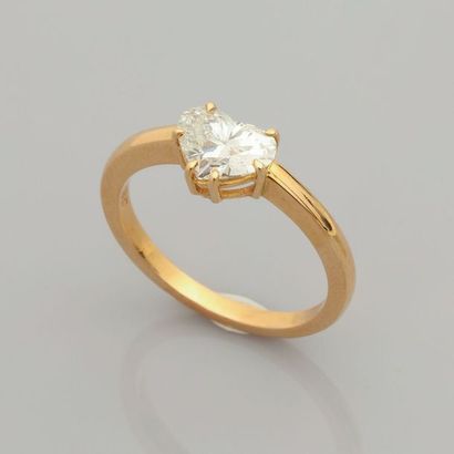 null Bague solitaire en or rose, 750 MM, ornée d'un diamant taille coeur pesant 1,11...