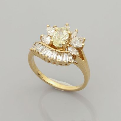 null Bague en rosace d'or jaune, 750 MM, centrée d'un diamant taille ovale dans une...