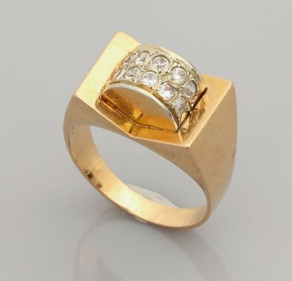 null Bague "Tank" en or jaune, 750 MM, centrée d'un motif dit Pont recouvert de diamants...