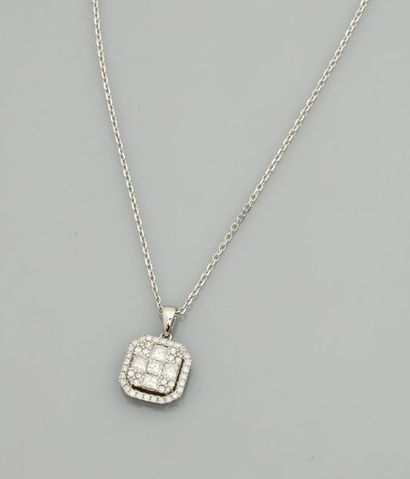 null Chaîne diamantée et pendentif en or gris, 750 MM, orné de cinq diamants taille...