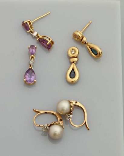 null Lot de six boucles d'oreilles en or jaune, 750 MM, ornées de perle, saphir ou...