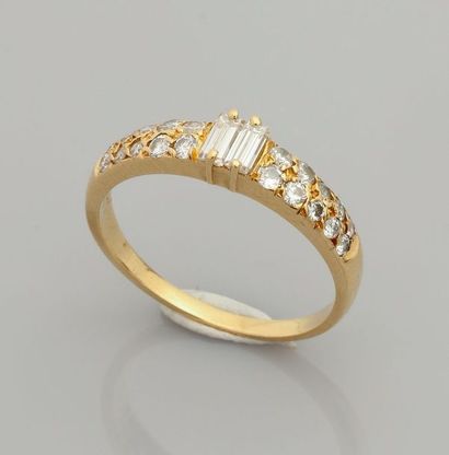 null Bague en or jaune, 750 MM, centrée de deux diamants taille baguette sertis entre...