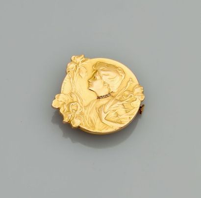 null Art Nouveau. Broche en or jaune, 750 MM, dessinant un profil de femme dans un...