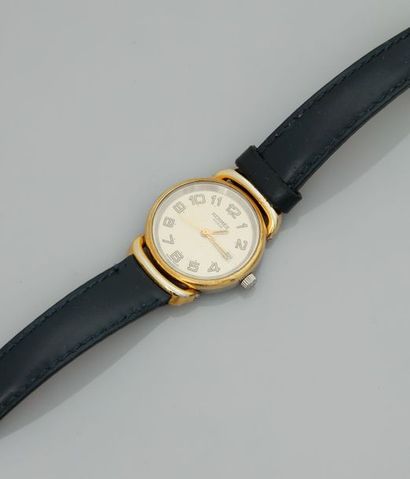 null HERMES, modèle Arceau. Bracelet montre de dame dorée, fond ceème, chiffre arabe,...