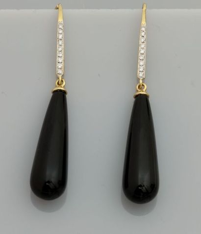 null Pendants d'oreilles en or jaune, 750 MM, portant une goutte d'onyx, poids :...