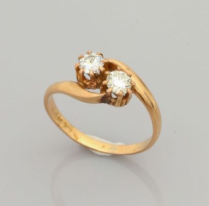 null Bague " toi et moi " en or jaune, 750 MM, ornée de deux diamants ronds pesant...