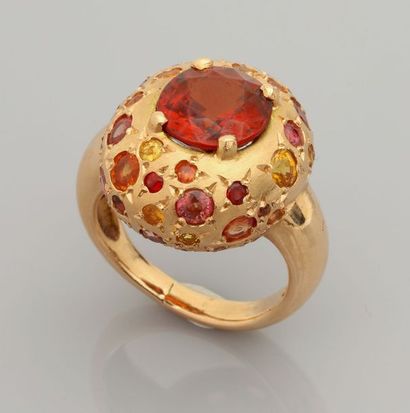 null Bague en or jaune amati, 750 MM, centrée d'une jolie spessartine ovale pesant...