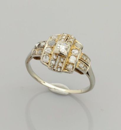 null Bague en , platine 900 MM, ornée de roses autour d'un diamant rond, vers 1930,...