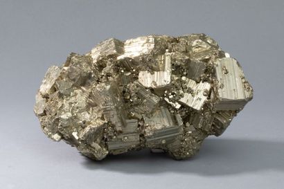 null PYRITE 
Beau groupe de larges cristaux de pyrite cubique triglyphe 23x12x8cm,...