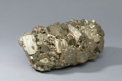null PYRITE 
Beau groupe de larges cristaux de pyrite cubique triglyphe 23x12x8cm,...