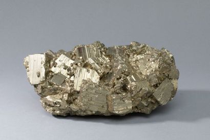 null PYRITE 
Beau groupe de larges cristaux de pyrite cubique triglyphe 23x12x8cm,...